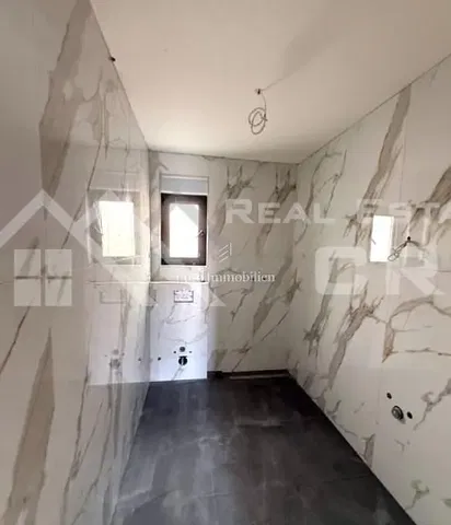 Bagno; pavimento in piastrelle, scaldabagno