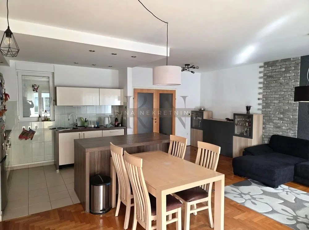 Wohnzimmer; blick, tageslicht, moderner stil