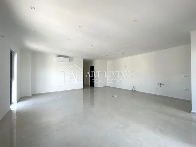 Dnevna soba; pločice, prirodno svjetlo, renoviran