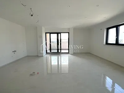 Dnevna soba; pločice, potrebna renovacija, prirodno svjetlo