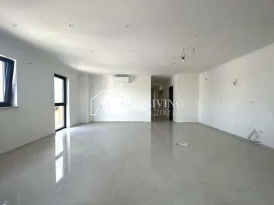 Dnevna soba; pločice, prirodno svjetlo, renoviran