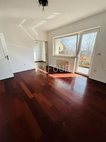 Dnevna soba; drveni pod, prirodno svjetlo, pogled