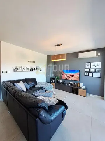 Wohnzimmer; moderner stil, fliesenboden, tageslicht