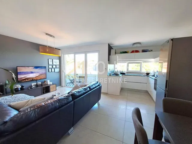 Wohnzimmer; blick, fliesenboden, tageslicht, moderner stil