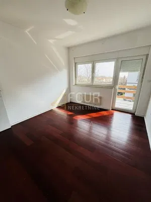 Dnevna soba; drveni pod, prirodno svjetlo, pogled