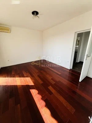 Spavaća soba; drveni pod, prirodno svjetlo