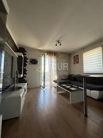 Dnevna soba; pogled, drveni pod, prirodno svjetlo, moderni stil