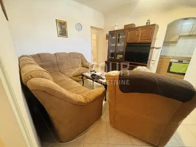 Wohnzimmer; fliesenboden, tageslicht