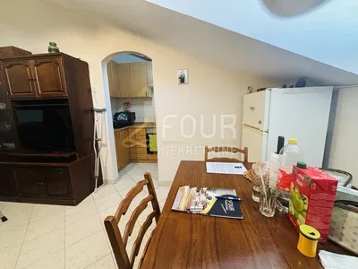 Küche; küchengeräte, fliesenboden, renovierungsbedürftig