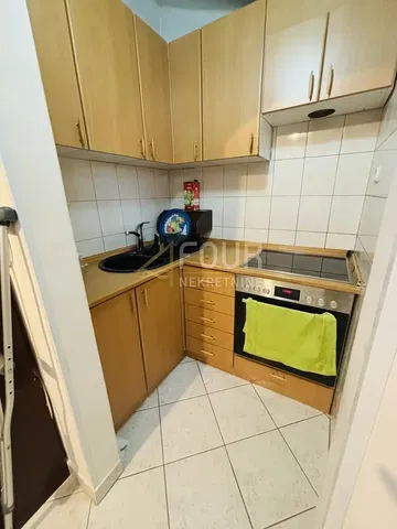 Kuhinja; kuhinjski aparati, pločice