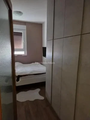 Schlafzimmer; holzboden, tageslicht