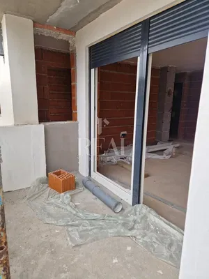 Balkon; potrebna renovacija, prirodno svjetlo