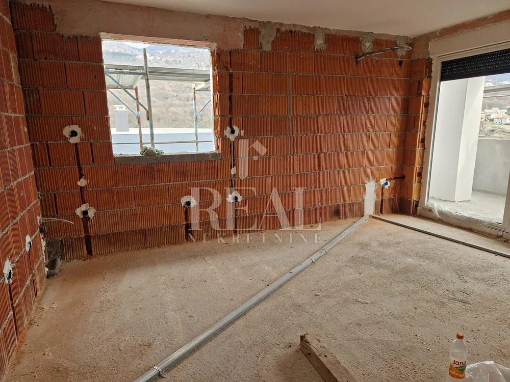 Ostalo; potrebna renovacija, prirodno svjetlo, pogled