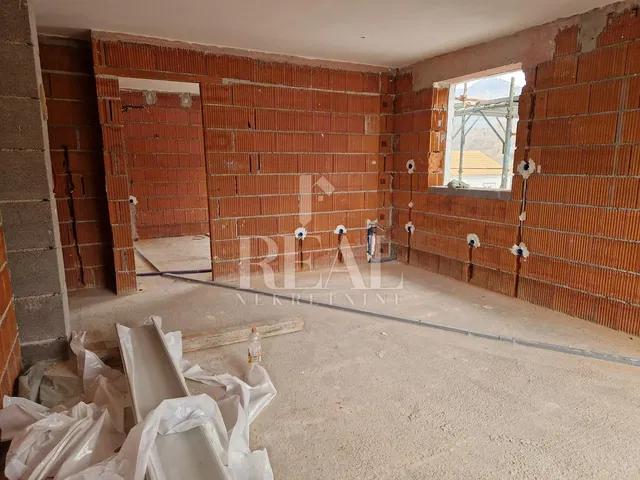 Ostalo; potrebna renovacija, prirodno svjetlo