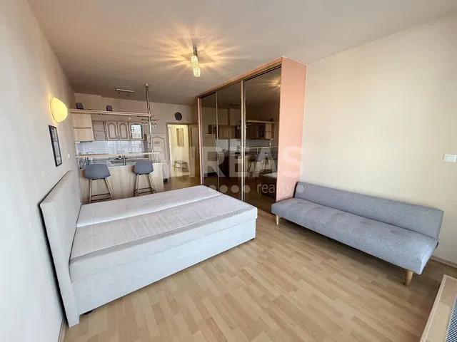 Schlafzimmer; holzboden, tageslicht