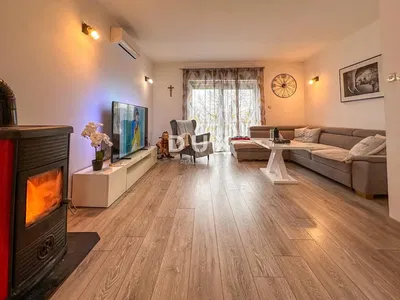 Dnevna soba; kamin, prirodno svjetlo, moderni stil