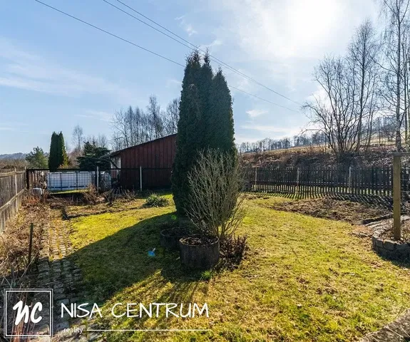 Maison et environs; lumière naturelle