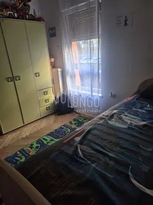 Spavaća soba; drveni pod, prirodno svjetlo, moderni stil