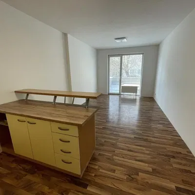 Obývací pokoj; dřevěná podlaha, přirozené světlo