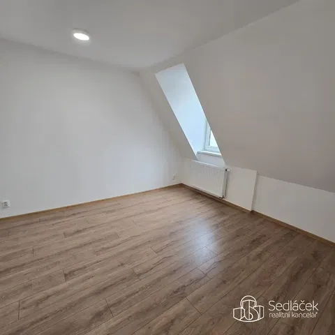 Kinderzimmer; holzboden, tageslicht