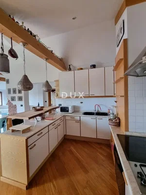 Küche; holzboden, moderner stil, küchengeräte, tageslicht