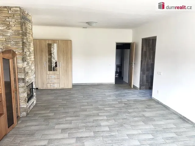 Wohnzimmer; kamin, fliesenboden, renoviert, tageslicht