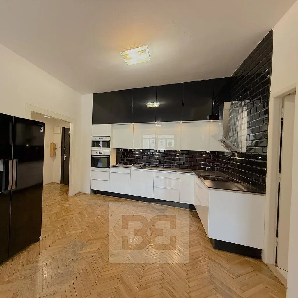 Küche; küchengeräte, holzboden, tageslicht, moderner stil