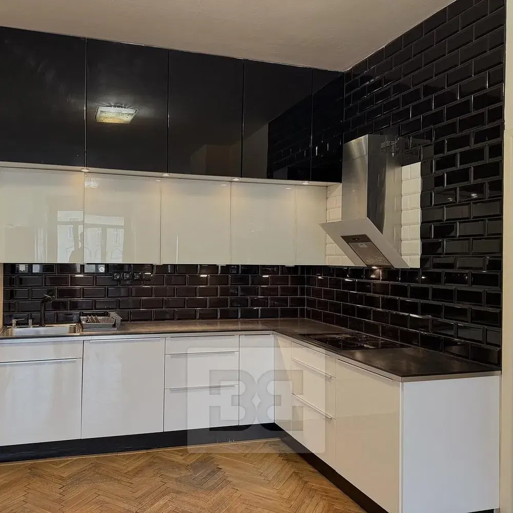 Küche; küchengeräte, fliesenboden, holzboden