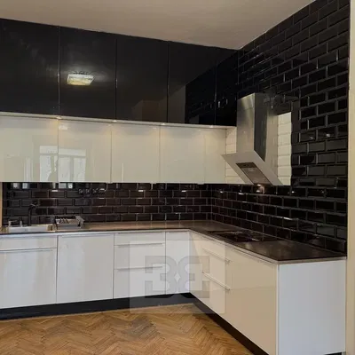 Küche; küchengeräte, fliesenboden, holzboden