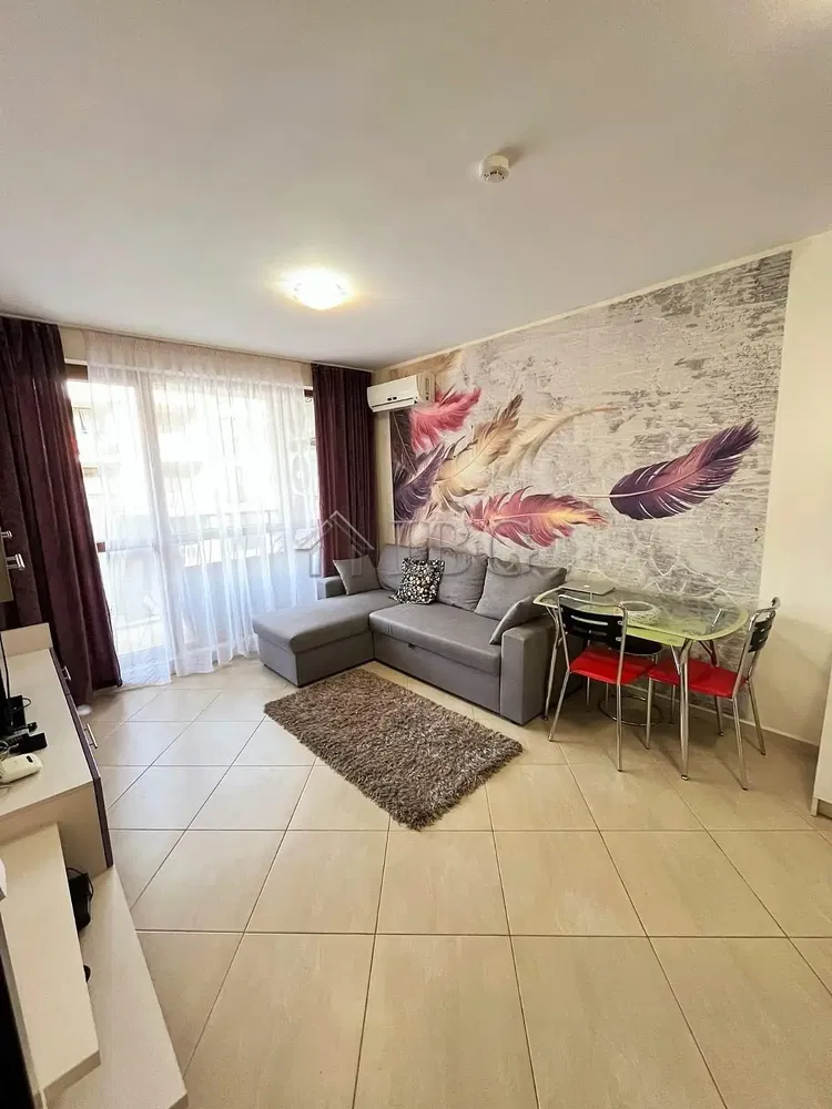 Dnevni boravak; pločice, prirodna svjetlost, moderan stil