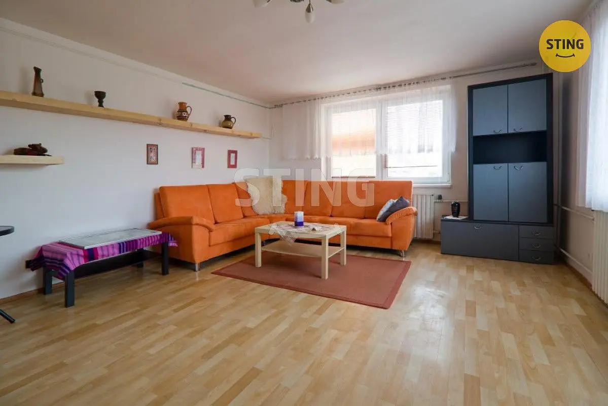 Wohnzimmer; holzboden, tageslicht, moderner stil