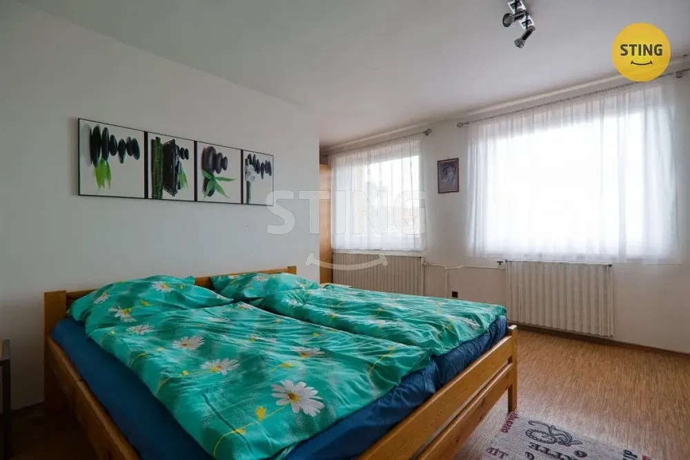 Schlafzimmer; tageslicht, holzboden