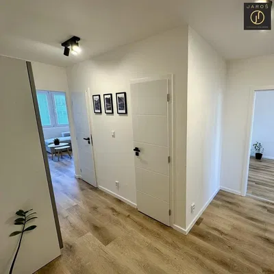Kammer; holzboden, tageslicht