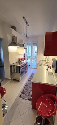 Küche; küchengeräte, fliesenboden, tageslicht, moderner stil