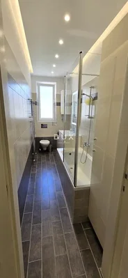 Badezimmer; fliesenboden, tageslicht, renoviert