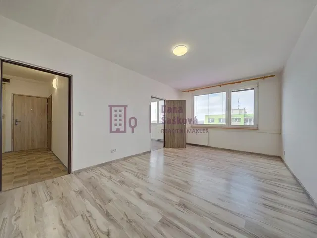 Wohnzimmer; tageslicht, fliesenboden, renoviert