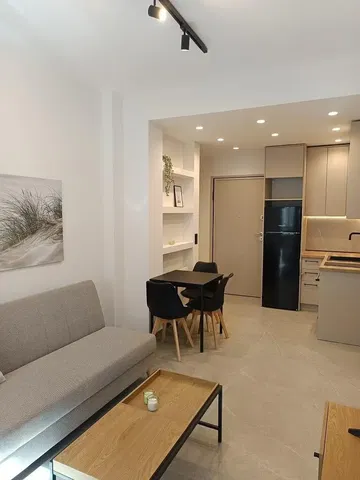 Dnevna soba; kuhinjski aparati, prirodno svjetlo, moderni stil