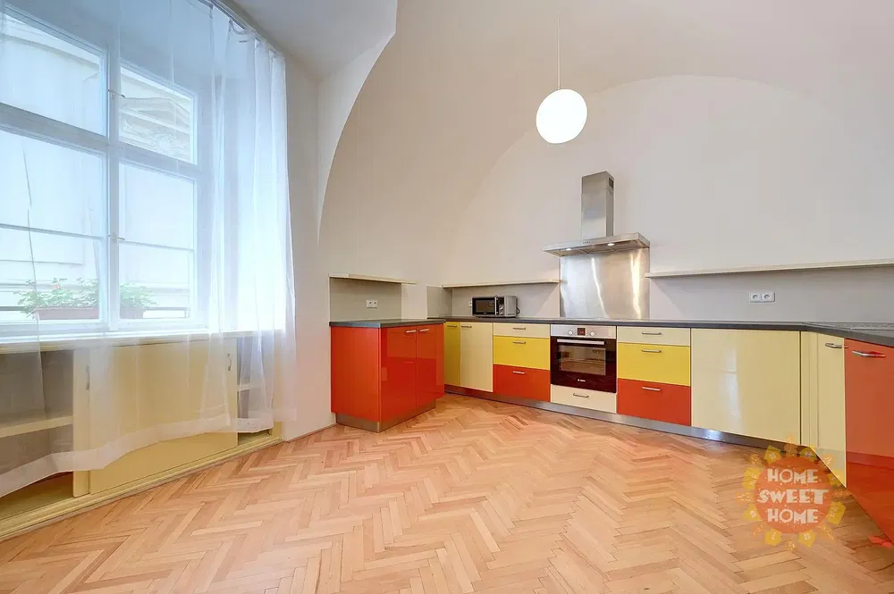 Cucina; elettrodomestici, pavimento in legno, luce naturale, stile moderno