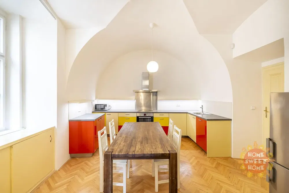 Cucina; pavimento in legno, luce naturale, stile moderno, elettrodomestici