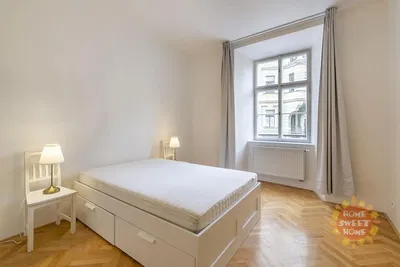 Camera da letto; pavimento in legno, luce naturale