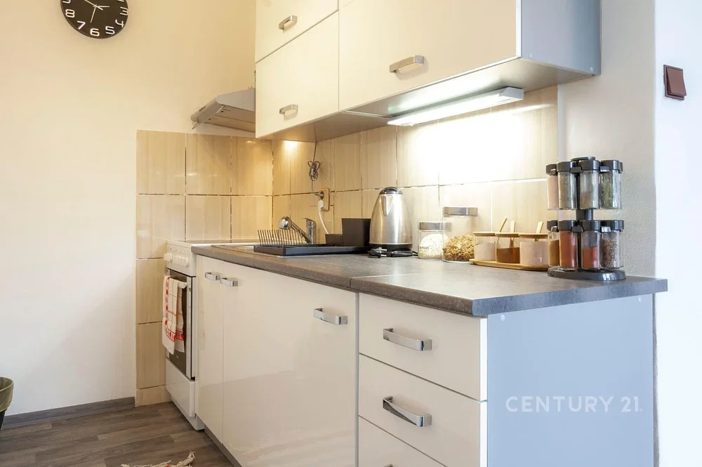 Küche; küchengeräte, fliesenboden, renoviert, tageslicht, moderner stil