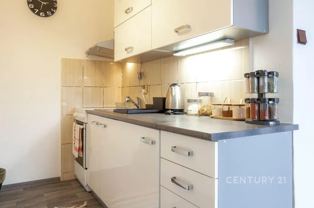 Mutfak; mutfak aletleri, fayans zemin, tadilatlı, doğal ışık, modern stil