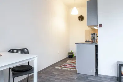 Mutfak; fayans zemin, doğal ışık