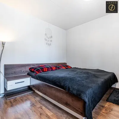 Ložnice; dřevěná podlaha, přirozené světlo