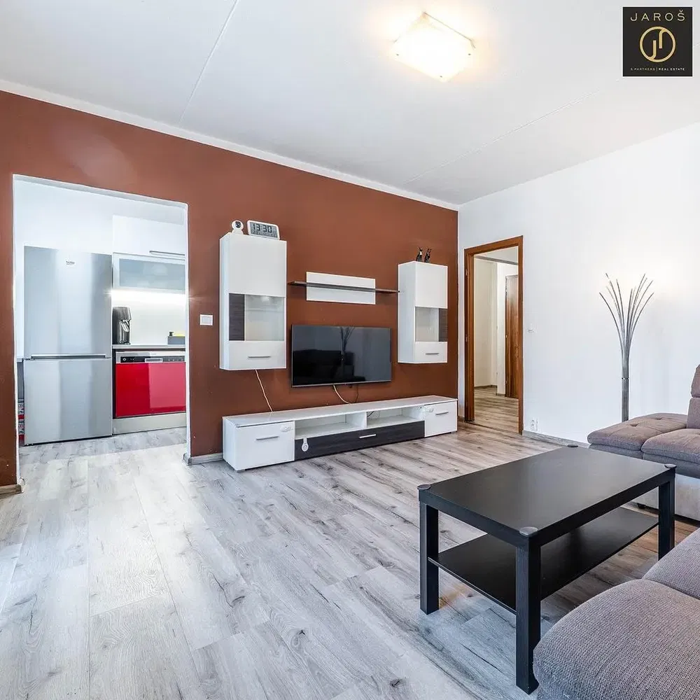 Obývací pokoj; kuchyňské spotřebiče, přirozené světlo, moderní styl, dlažba