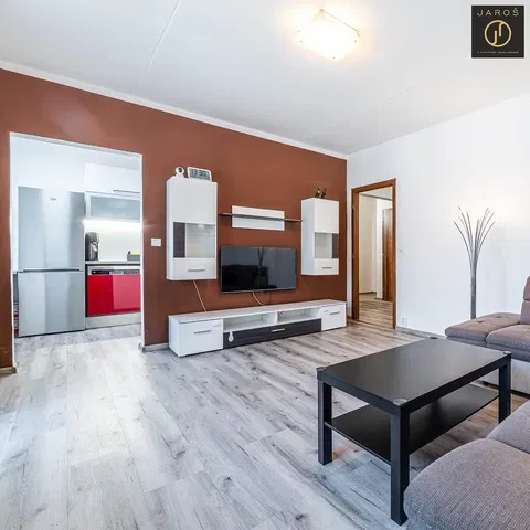 Soggiorno; elettrodomestici, luce naturale, stile moderno, pavimento in piastrelle