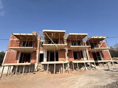 Kuća i okolina; potrebna renovacija