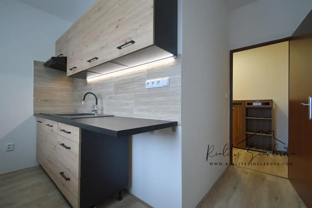 Cucina; elettrodomestici, pavimento in legno, ristrutturato, luce naturale