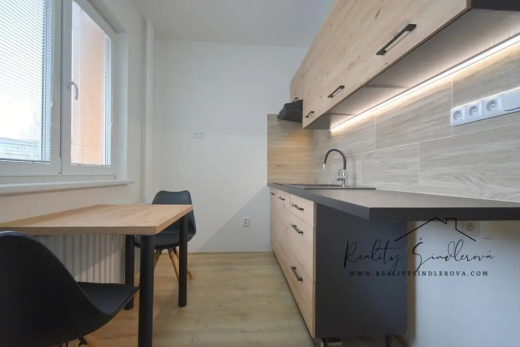 Cucina; stile moderno, pavimento in legno, luce naturale, ristrutturato