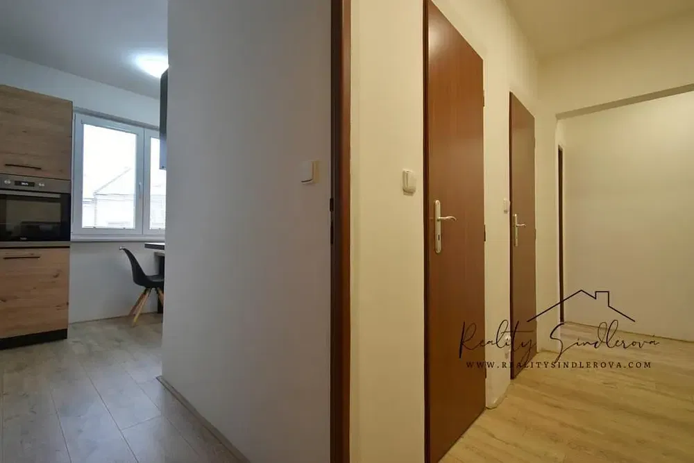 Cucina; elettrodomestici, vista, pavimento in legno, ristrutturato, luce naturale